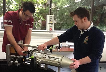 إنسان آلي مصنوع من الخردة يكشف عن المناجم في قاع البحار